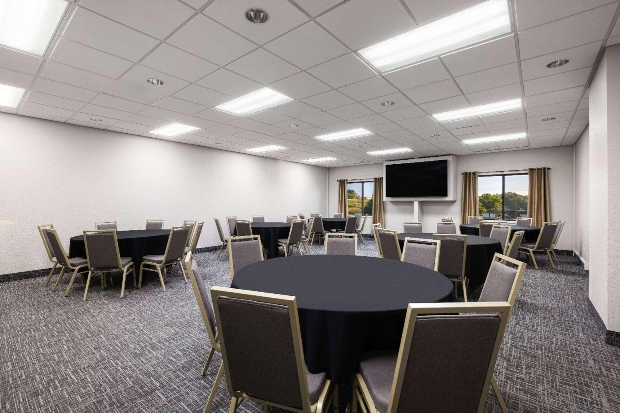 Hotel Baymont By Wyndham Shakopee